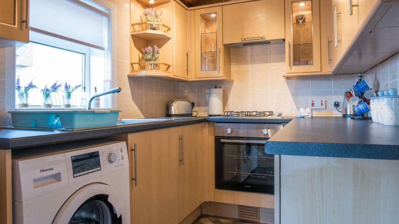Pippin, Tranquil Scottish Cottage With Hot Tub Airdrie Kültér fotó
