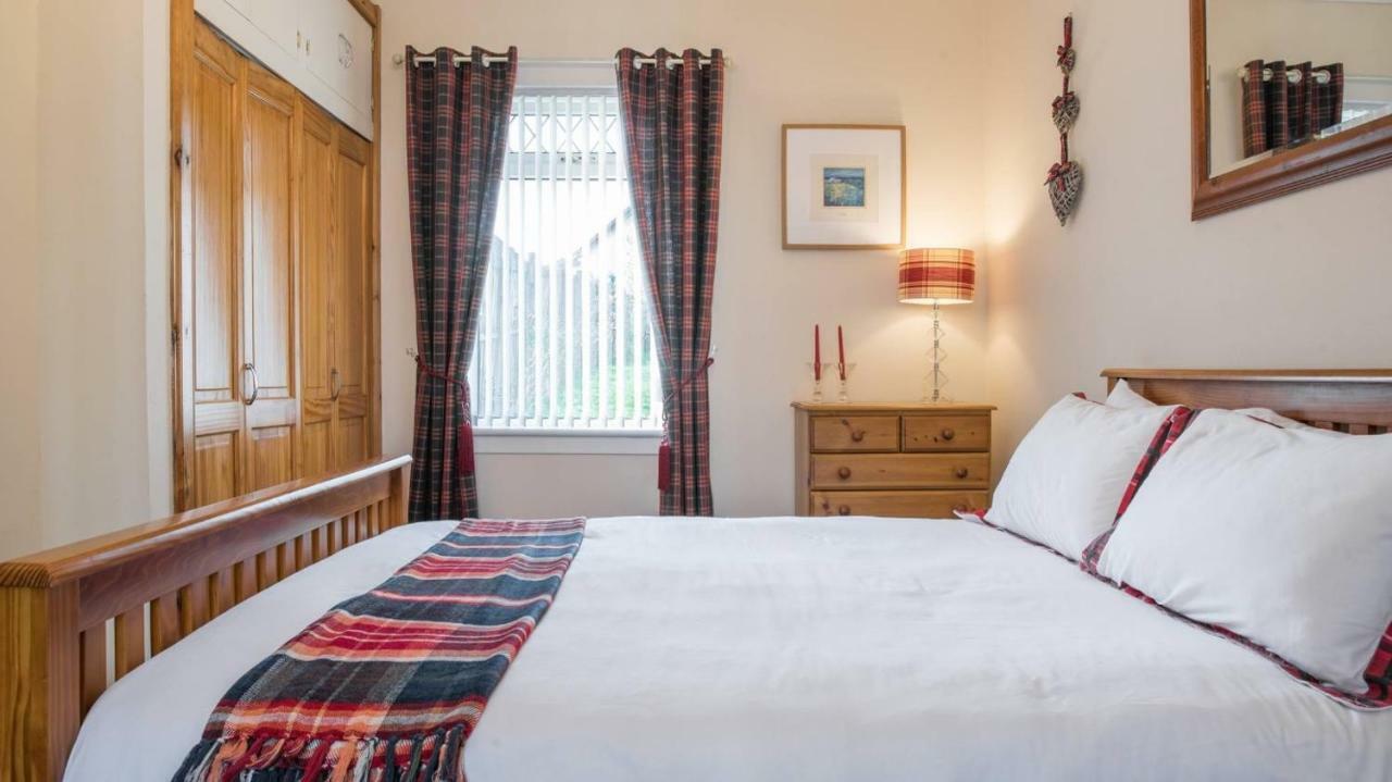 Pippin, Tranquil Scottish Cottage With Hot Tub Airdrie Kültér fotó