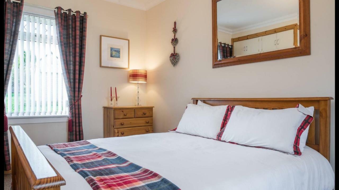 Pippin, Tranquil Scottish Cottage With Hot Tub Airdrie Kültér fotó