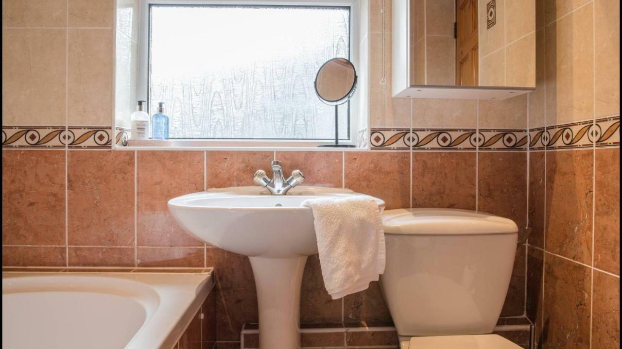 Pippin, Tranquil Scottish Cottage With Hot Tub Airdrie Kültér fotó